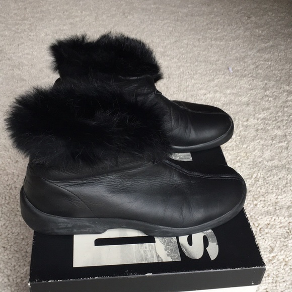 DKNY V-Neck Bootie.  Size 7 - Picture 6 of 8